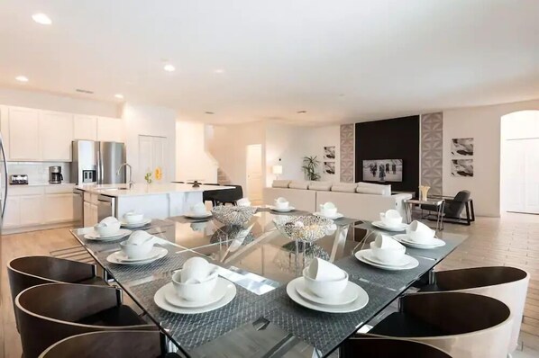 Family Townhome (8 Bedrooms) | In-room dining