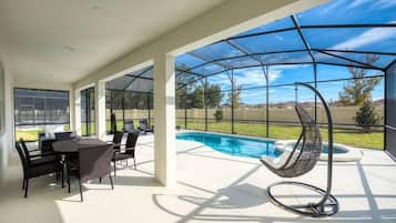 Kolam renang outdoor dan sebuah kolam renang air hangat