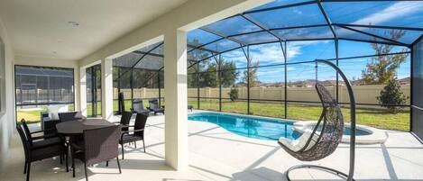 Alberca al aire libre, alberca climatizada y camastros