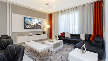 Townhouse – familie, 4 soverom | Oppholdsområde | En 60-tommers smart-TV med kabel-kanaler samt Netflix og Hulu