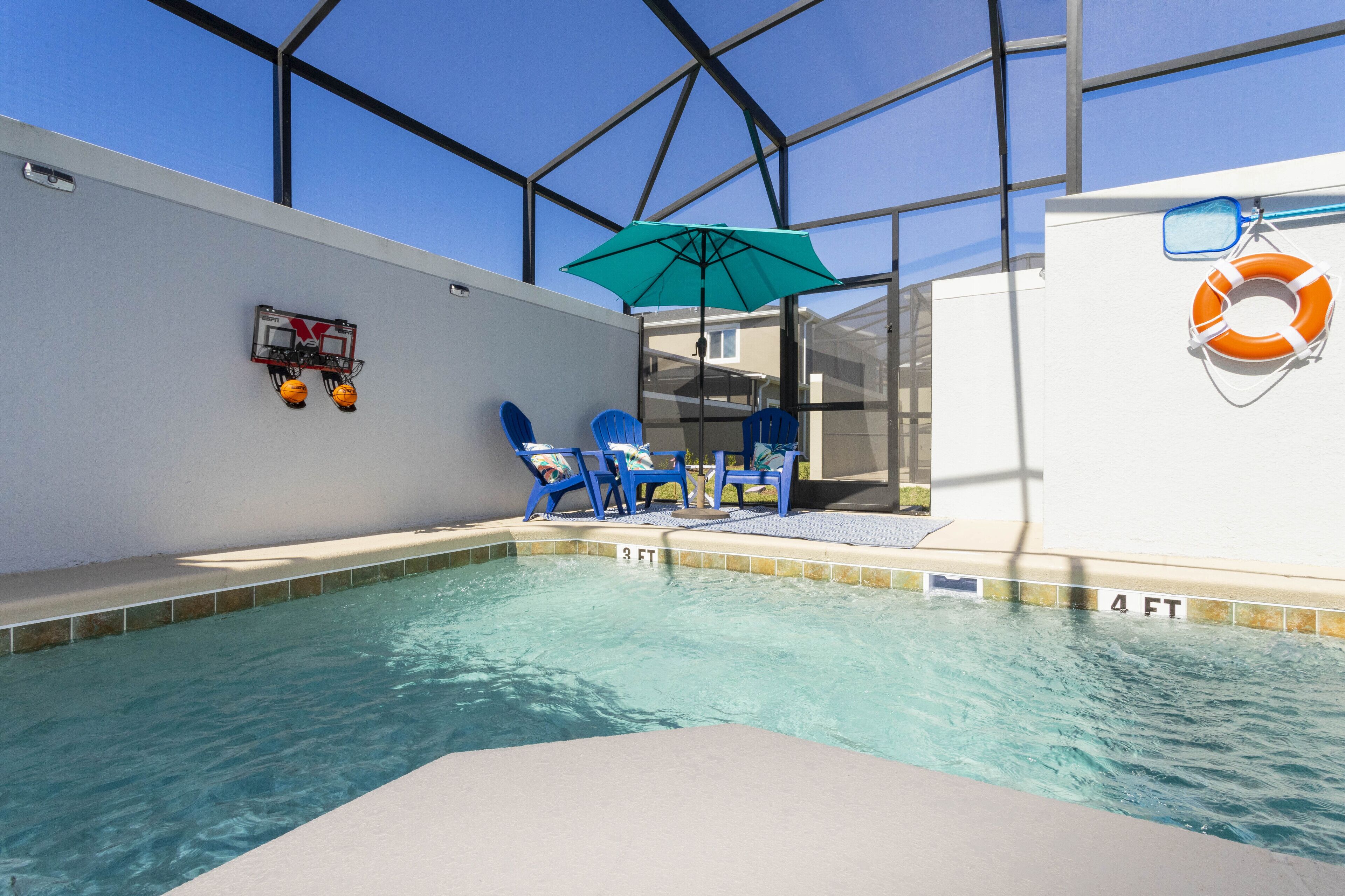 Utomhuspool, solstolar och livvakter på plats