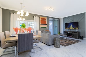 Family Townhome, 5 Bedrooms | Living area