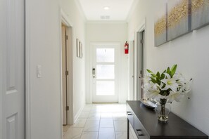 Family Townhome, 5 Bedrooms | Living area