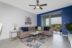 Familie appartement, 2 slaapkamers | Woonruimte | Een 60-inch smart-tv met kabelzenders, een televisie en Netflix