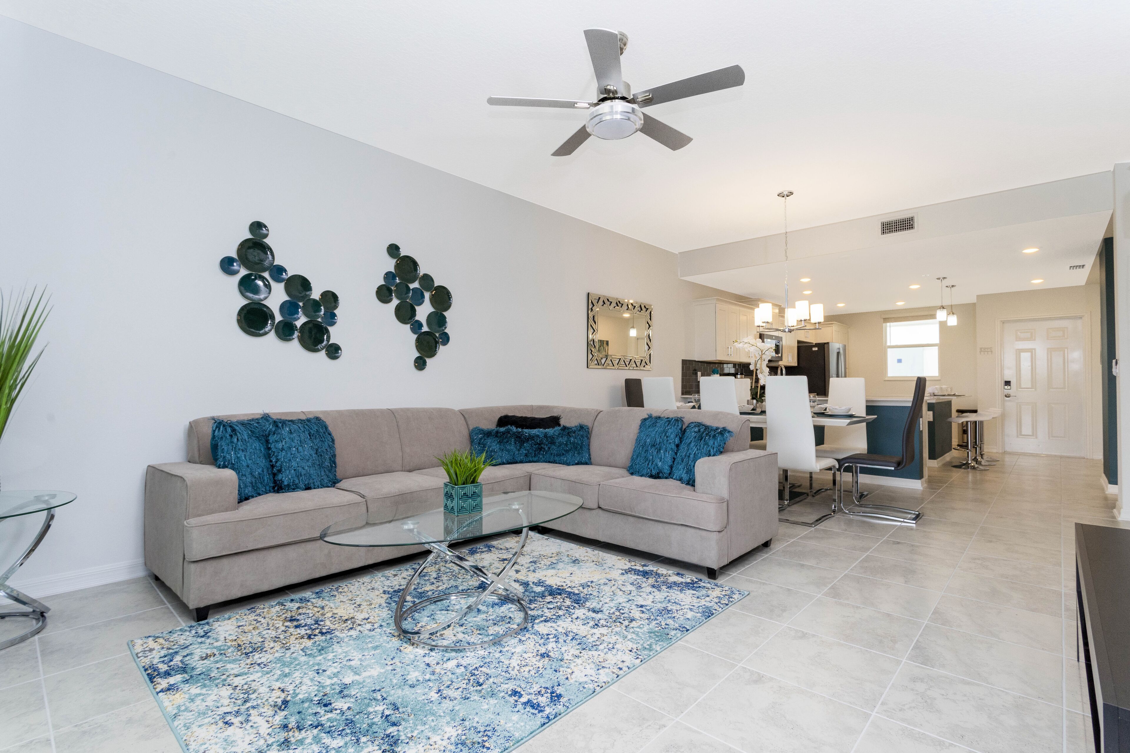 Căn hộ dành cho gia đình, 2 phòng ngủ | Khu phòng khách | Smart TV 60-inch có truyền hình cáp, TV, Netflix 