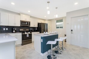 Family Apartment, 2 Bedrooms | Private kitchen | Full-sized fridge, microwave, oven, stovetop - Gorgeous 2 Bedroom Apartment Close to Disney 305 3191 (Kissimmee)