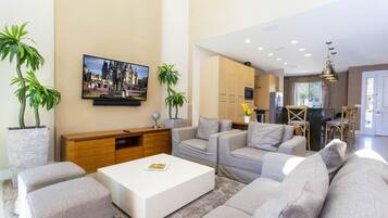 Residenza familiare, 4 camere da letto | Area soggiorno | Smart TV 60 pollici con canali via cavo, TV, Netflix