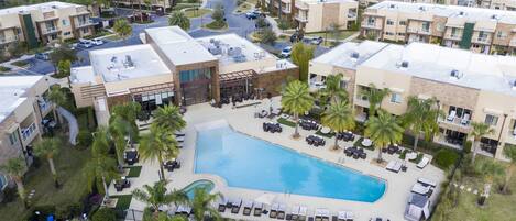 Udendørs pool, liggestole, livreddere på stedet