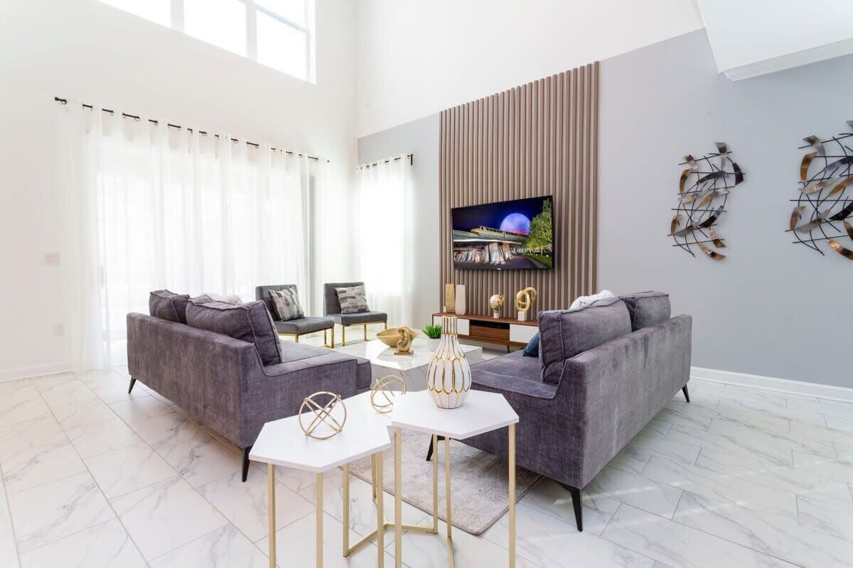 Familien-Stadtwohnung, 5 Schlafzimmer | Wohnzimmer | 60-Zoll-Smart-TV mit Kabelempfang, Netflix, Hulu