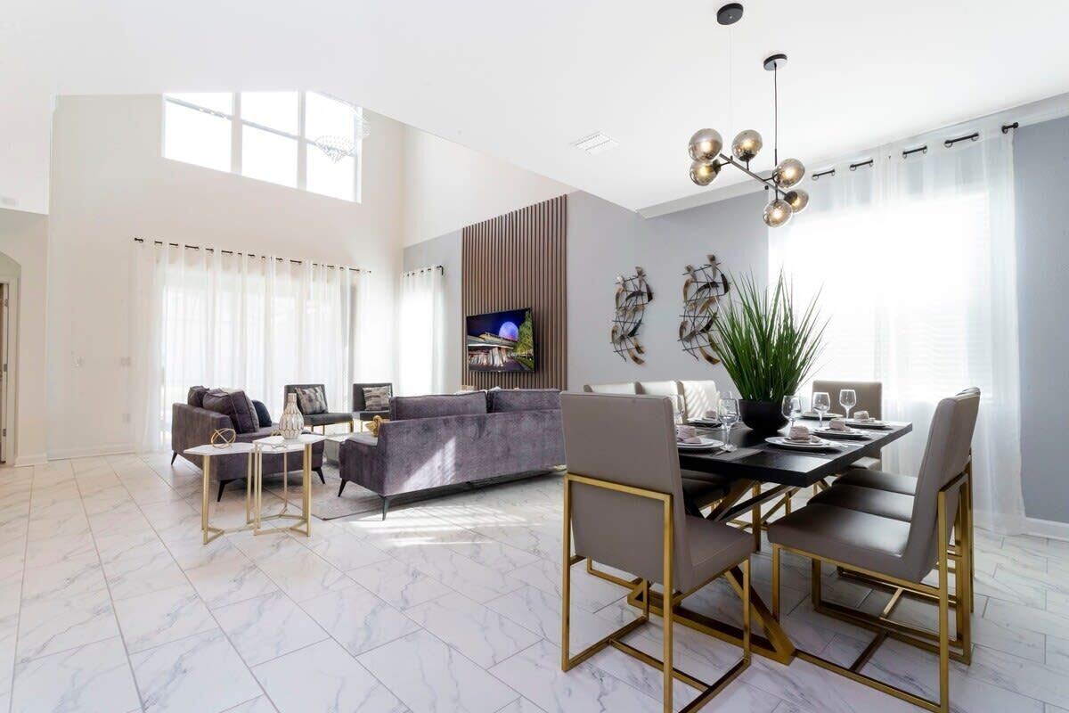 Family Townhome, 5 Bedrooms | Dining room