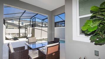 Casa geminada família, 4 quartos | Área de estar | Smart TV 60 polegadas com canais a cabo, Netflix, Hulu