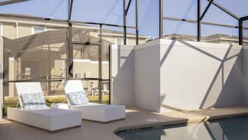 Utendørsbasseng, solsenger og badevakt