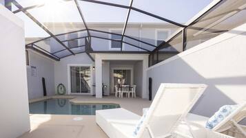 Piscine extérieure, chaises longues, maîtres-nageurs sur place