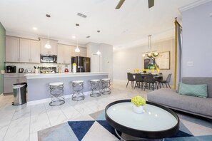 Casa adosada familiar, 4 habitaciones | Zona de estar | Smart TV de 60 pulgadas con canales por cable, además de Netflix, Hulu
