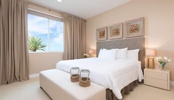 4 habitaciones, caja de seguridad en la habitación y escritorio 