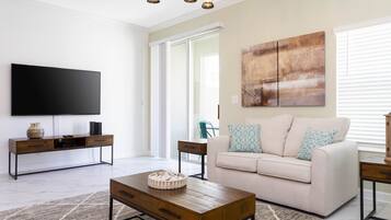 Townhouse – familie, 5 soverom | Oppholdsområde | En 60-tommers smart-TV med kabel-kanaler samt Netflix og Hulu