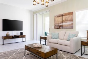 Casa adossada familiar, 5 dormitoris | Sala d'estar | Televisor intel·ligent, Netflix, Hulu i reproductor de DVD