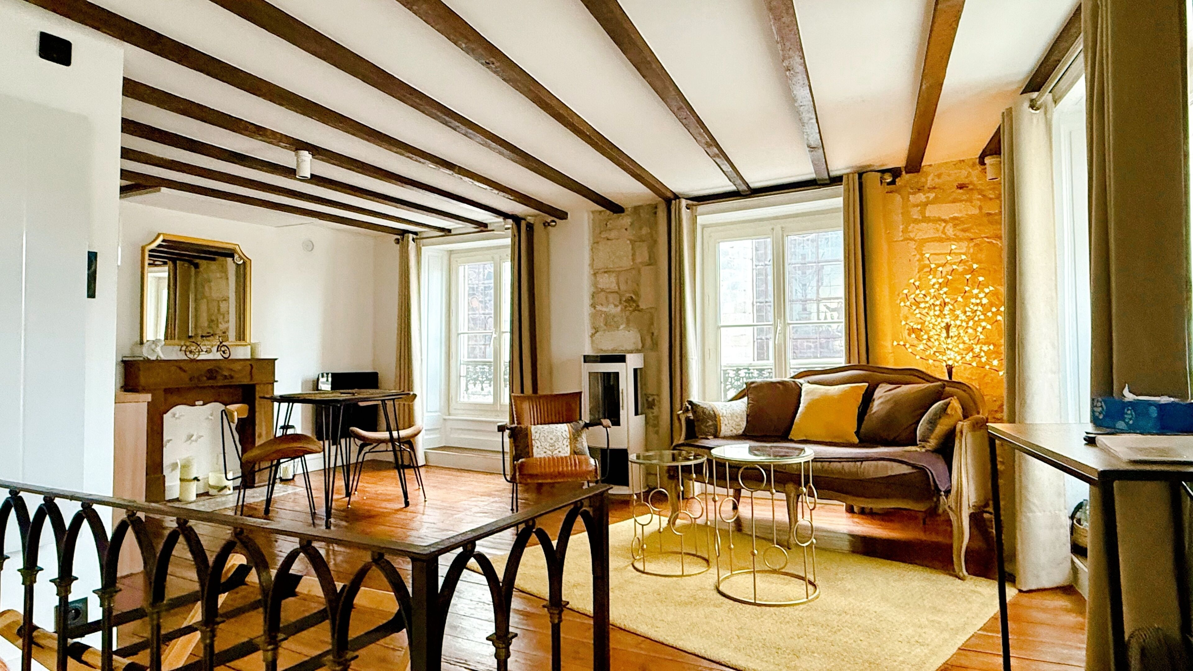 Smart TV, fireplace, DVD player, books