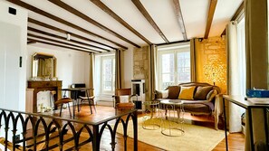 Smart TV, fireplace, DVD player, books