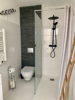 Shower, hair dryer, towels, soap - A charming apartment ideally located in La Rochelle (La Rochelle)