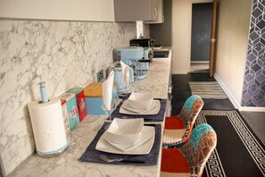 Apartamento | Cocina privada | Frigorífico, microondas, horno y placa de cocina