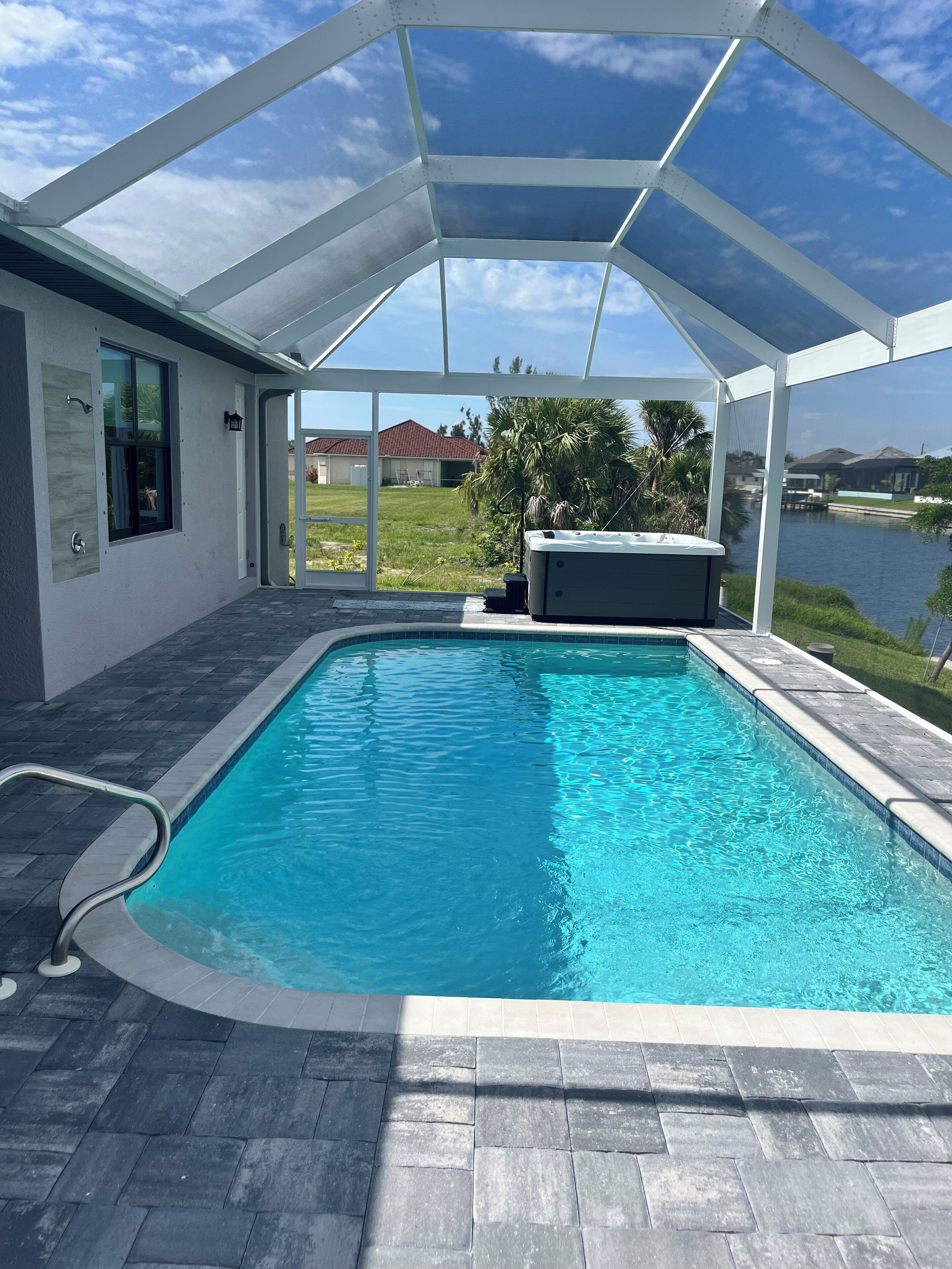 Cape Coral cozy! Pool, hot tub, outdoor kitchen, gulf access, fishing,sleeps 10 