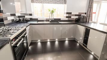 Cottage | Dapur peribadi | Peti sejuk, mesin basuh pinggan mangkuk, cerek elektrik, pembakar roti