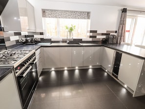 Cottage | Private kitchen | Fridge, dishwasher, electric kettle, toaster - Nant House (Wrexham)