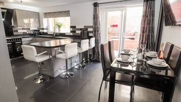 Cottage | Private kitchen | Fridge, dishwasher, electric kettle, toaster