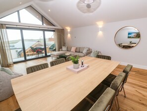 Cottage | Privékeuken | Een koelkast, een waterkoker, een broodrooster