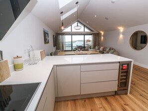 Cottage | Private kitchen | Fridge, electric kettle, toaster, cookware/dishes/utensils - Porth Cove (Newquay)
