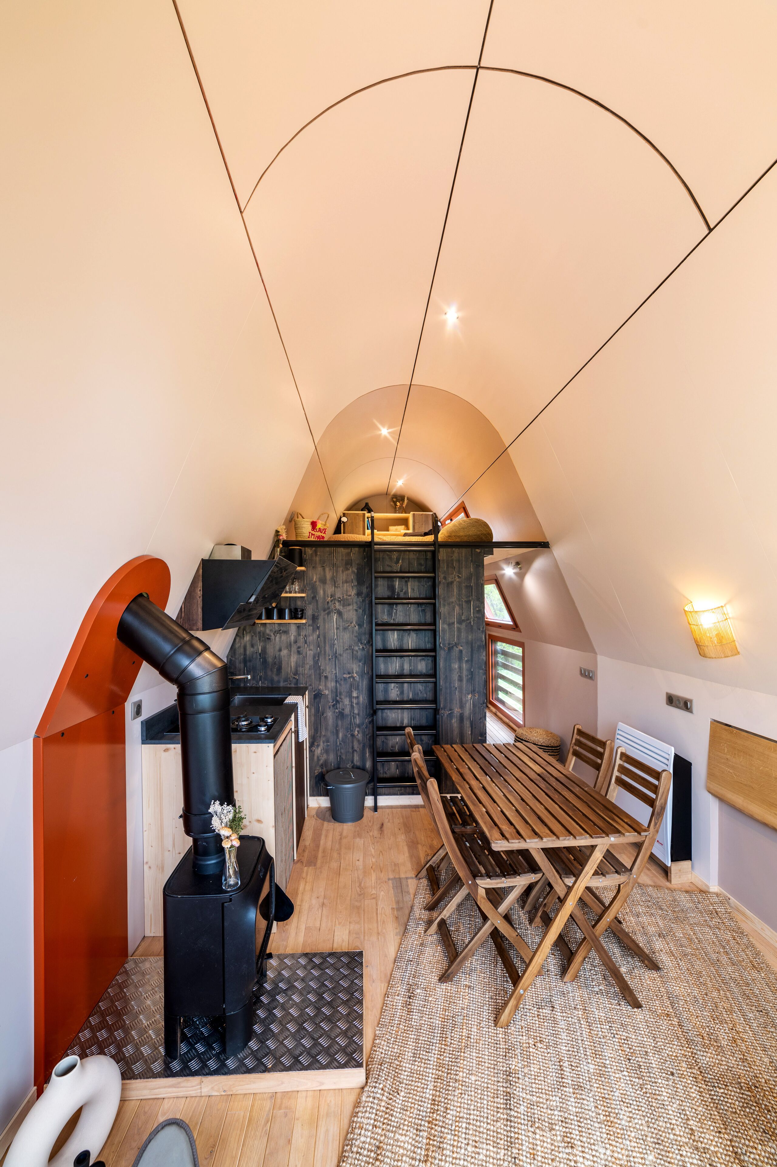 Kjøleskap, kokeplater, vannkoker og kjøkkenutstyr