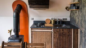 Réfrigérateur, plaque de cuisson, bouilloire électrique