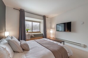 1 bedroom, WiFi, bed sheets - NEW - Palisades Tahoe Condo - Under the Tram! (Alpine Meadows)