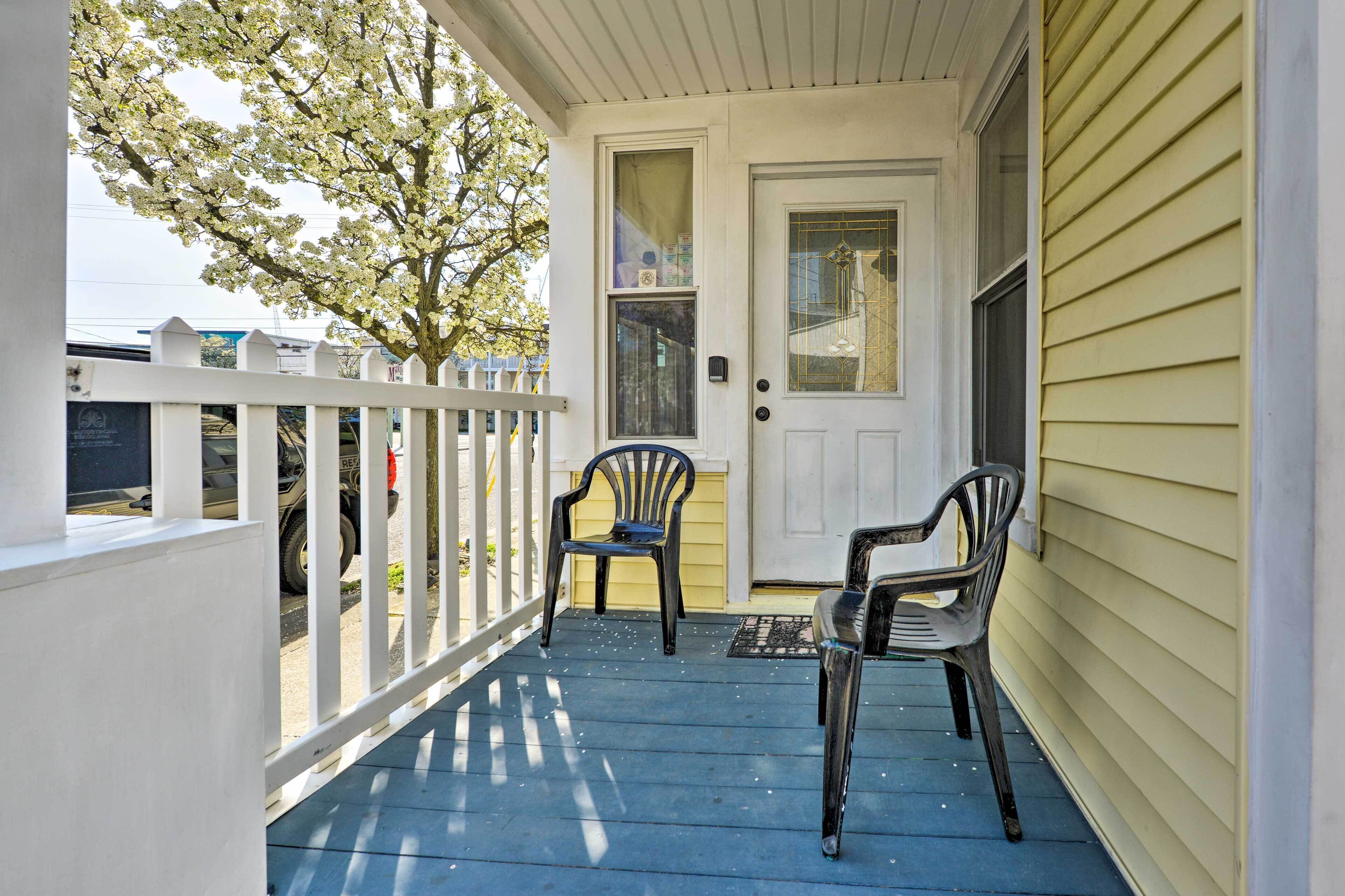 Wildwood Apartment - Porch & Enclosed Sunroom!