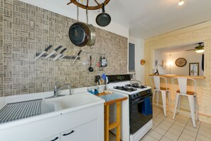 Réfrigérateur, micro-ondes, plaque de cuisson, cafetière/bouilloire