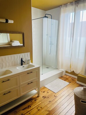 Een bad, een haardroger, handdoeken, toiletpapier