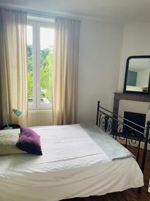 4 slaapkamers, een strijkplank/strijkijzer, reisbedje, gratis wifi