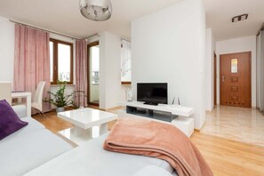 TV, offices - Sowińskiego 51 Warsaw | Cosy Apartment with Parking for Remote Work (Warszawa)