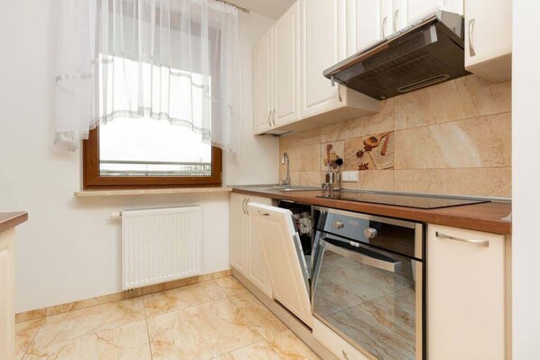 Fridge, microwave, oven, stovetop - Sowińskiego 51 Warsaw | Cosy Apartment with Parking for Remote Work (Warszawa)