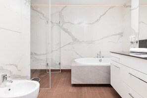 Bathtub, free toiletries, hair dryer, slippers