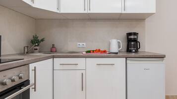 Fridge, oven, stovetop, coffee/tea maker