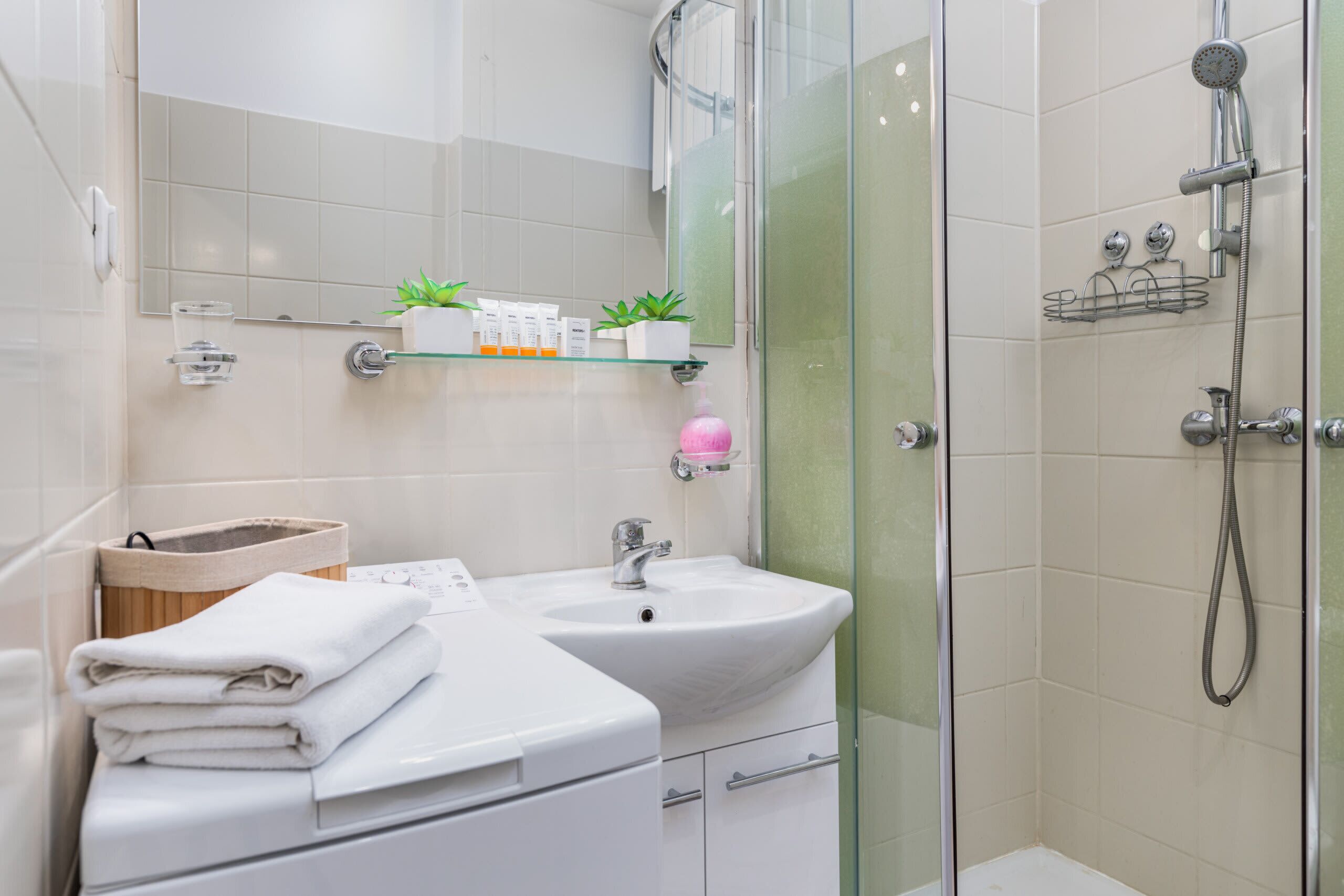 Douche, sèche-cheveux, serviettes fournies, shampoing