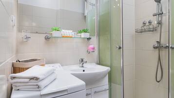 Douche, sèche-cheveux, serviettes fournies, shampoing