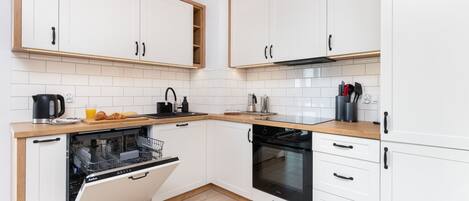 Fridge, oven, stovetop, dishwasher