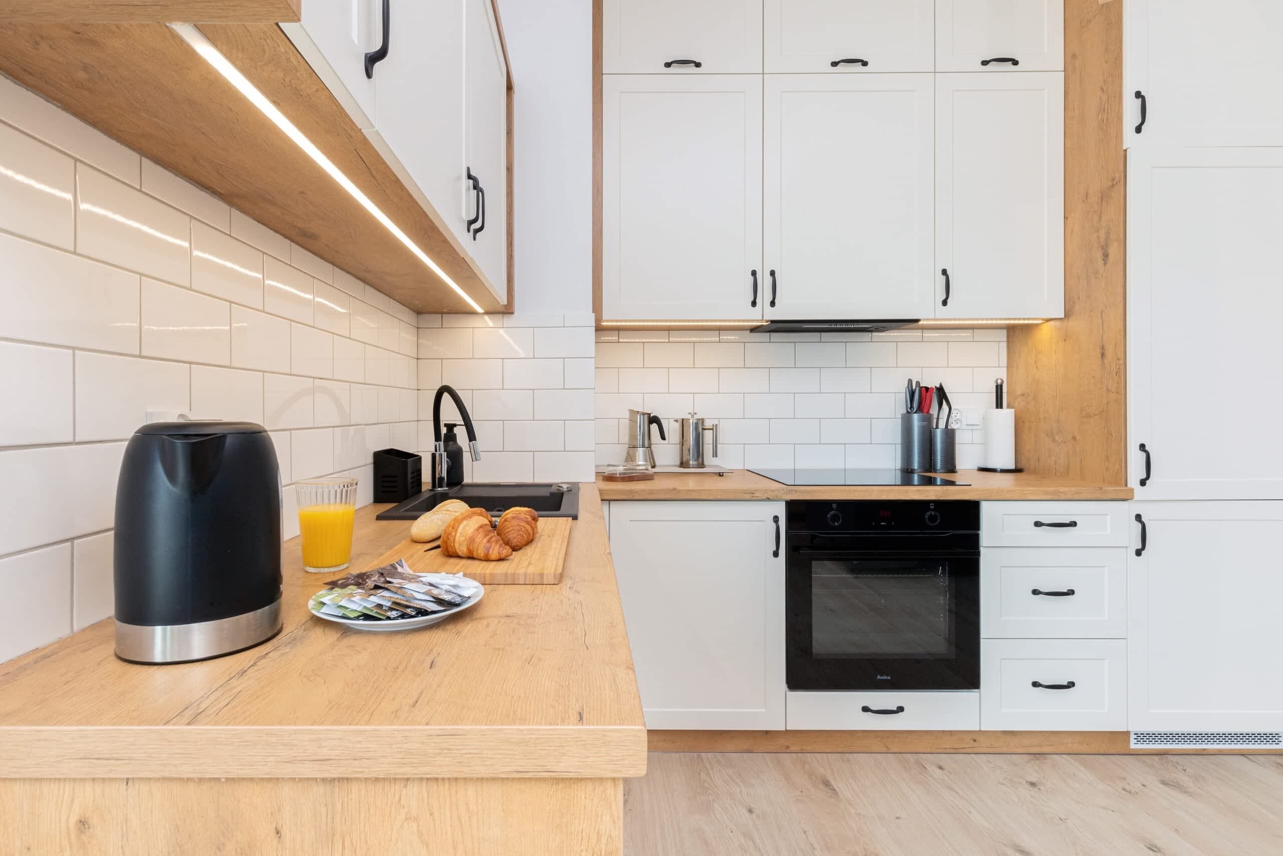 Fridge, oven, stovetop, dishwasher