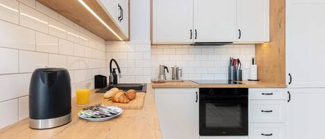 Fridge, oven, stovetop, dishwasher