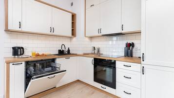 Kjøleskap, ovn, kokeplater og oppvaskmaskin