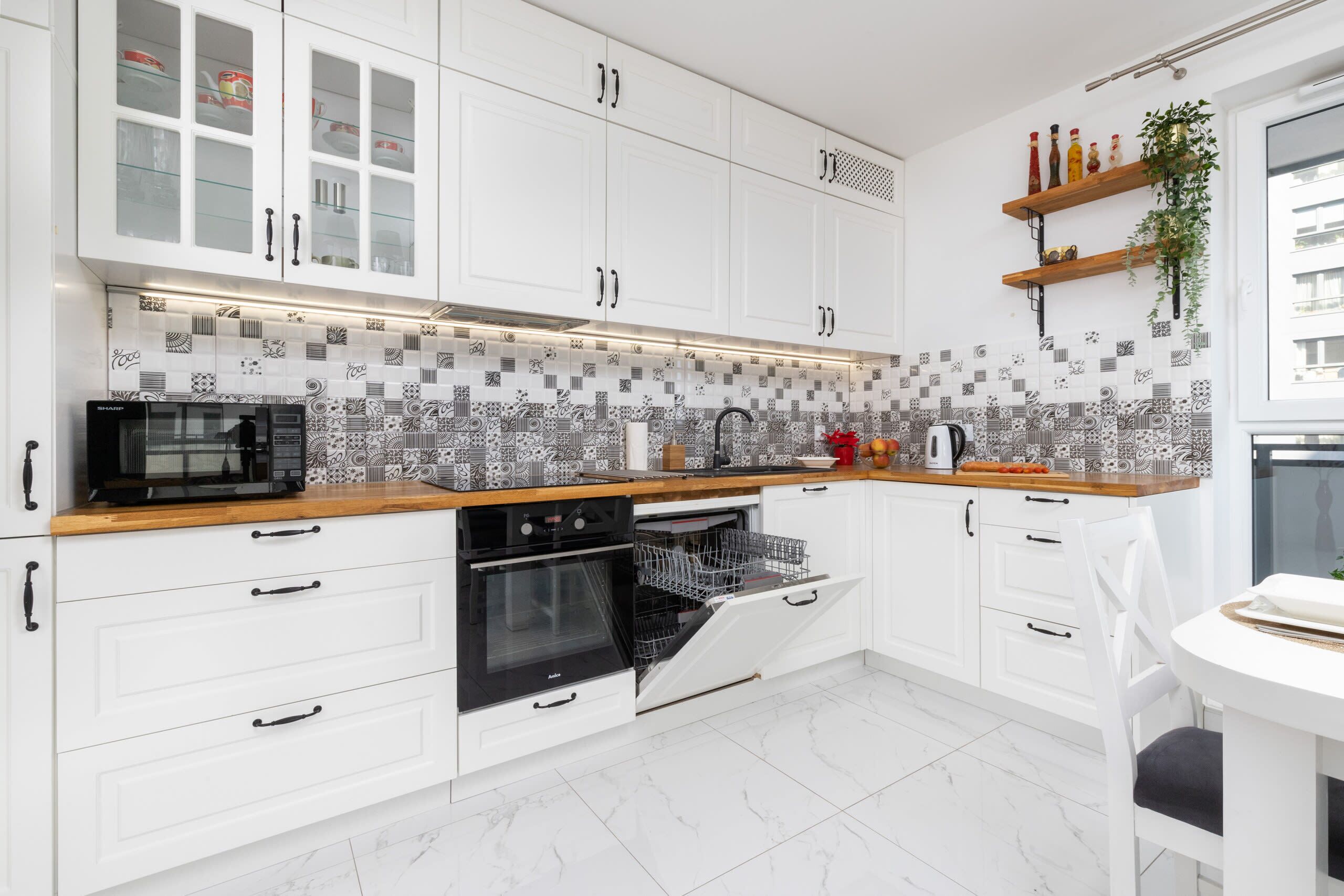 Kühlschrank, Mikrowelle, Ofen, Herdplatte