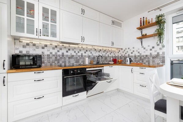 ثلاجة، ميكروويف، فرن، موقد طهي مسطح